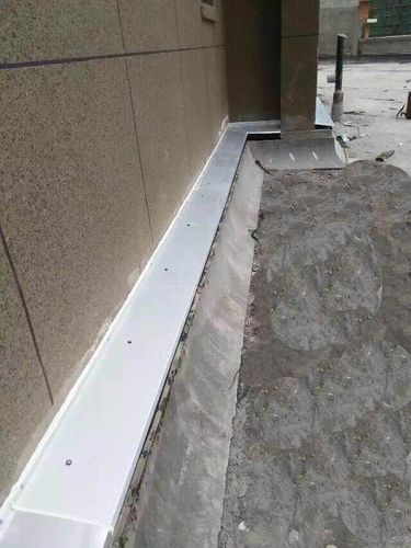 在抗震设防区,沉降缝和伸缩缝须满足抗震缝要求.