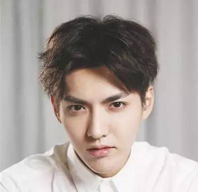 男生中分帅气发型头像图片