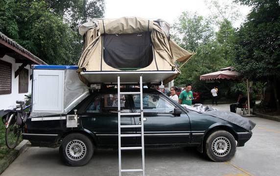 来自内蒙古的老汉于正扶,驾驶用摩托车改装而成的铁皮房车来到吉林.