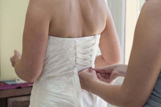 女人后腰若有2个凹点意味身材完美别猜了让专家告诉你