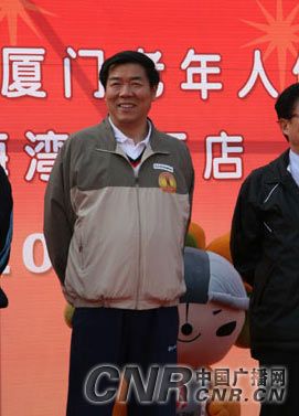 中共福建省委常委,厦门市委书记何立峰一身休闲打扮,与老人一同徒步行