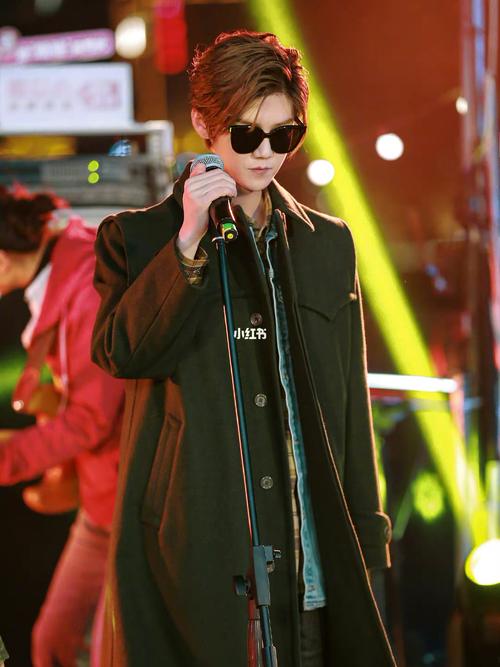 哈哈哈哈哈穿上军大衣你就是最酷的崽_墨镜_帅哥_鹿晗