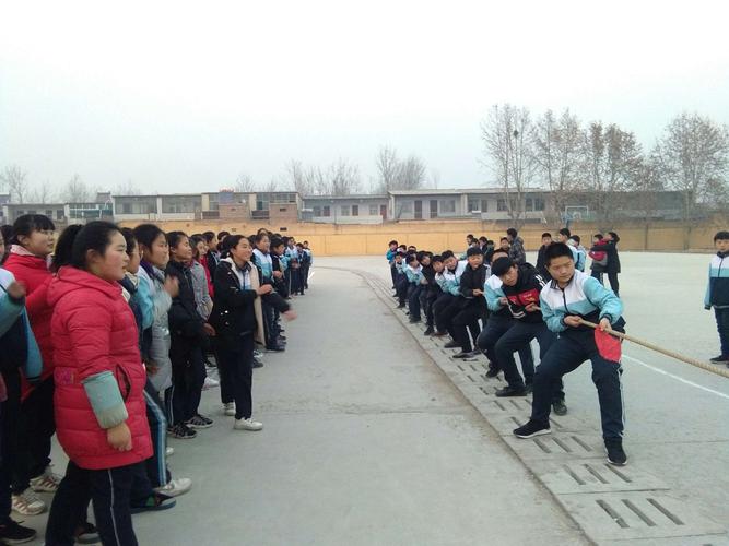 张寨中学举行"庆元旦"拔河比赛