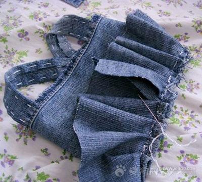 怎样给狗狗制作时尚牛仔裙?
