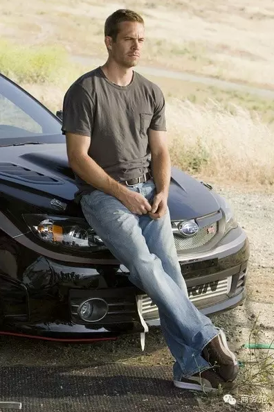 在《速度与激情6》中,paul沿着河公路开车追逐坦克的画面让人记忆犹新