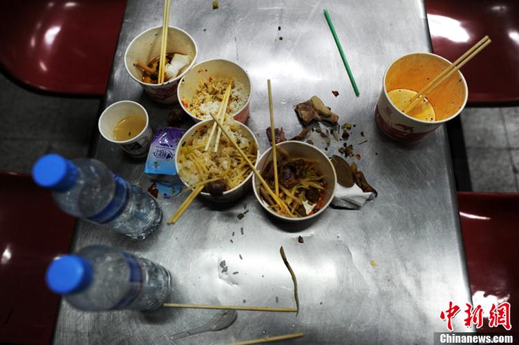 直击武汉高校食堂的浪费与污染(组图)