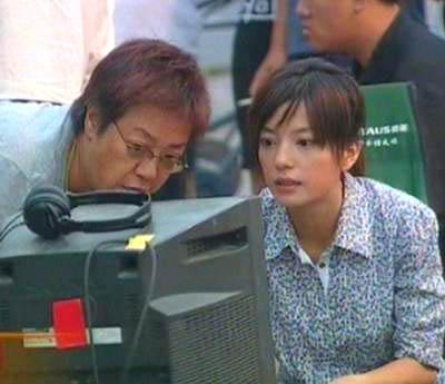 导演许鞍华在给赵薇说戏