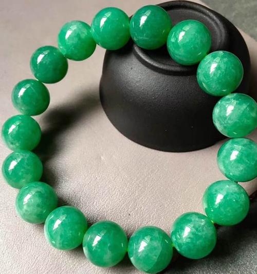如何挑选翡翠手串让我们一起深入了解它