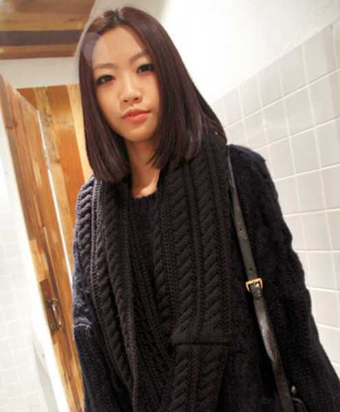 齐肩的直发很美,超显气质,稍显随性的斜刘海,尽显干练甜美,将头发往耳