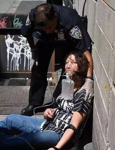 【毒品危害】毒品到底有多可怕,看看这些路边的吸毒者