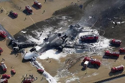按错两个按钮,导致三次爆炸,264人遇难身亡,华航ci140空难纪实|飞机