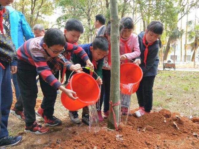 大手牵小手,共建绿色生态校园——四(5)班植树节活动掠影