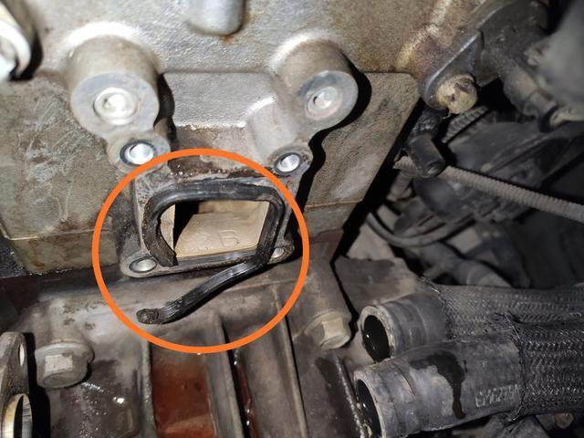 最后拆掉的是节温器底座,当节温器底座被拆掉后,呈现的景象令众人