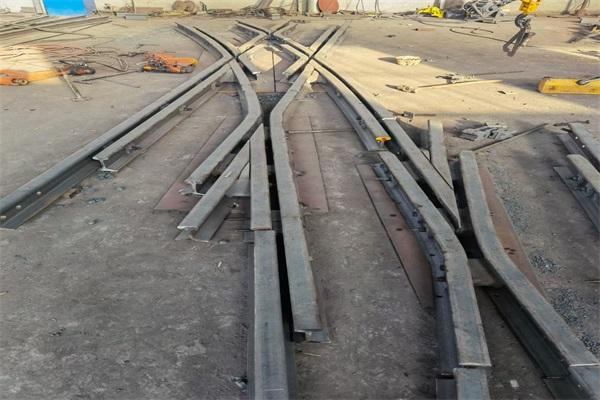 铺设道岔,修筑一段大于列车长度的叉线,就可以对开煤矿煤车