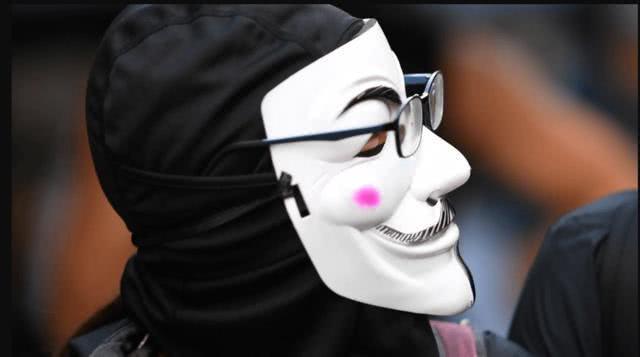 澳洲"面具男"在商场内挥舞菜刀,被捕后在警局牢房内公然大小便