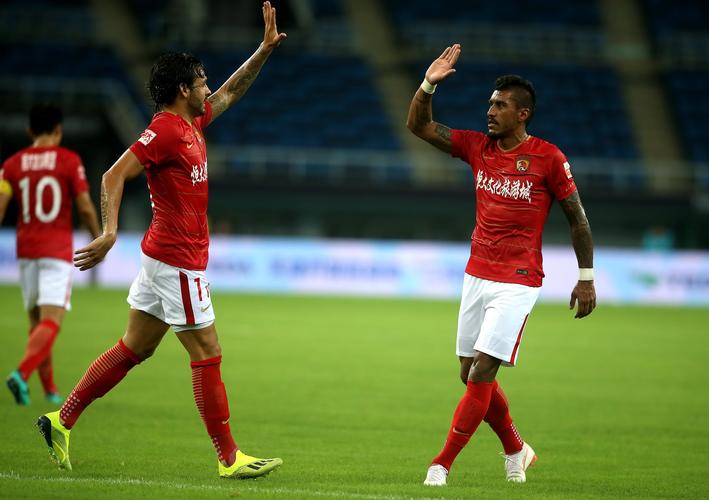 高清:泰达主场激战恒大 保利尼奥破门拥抱队友