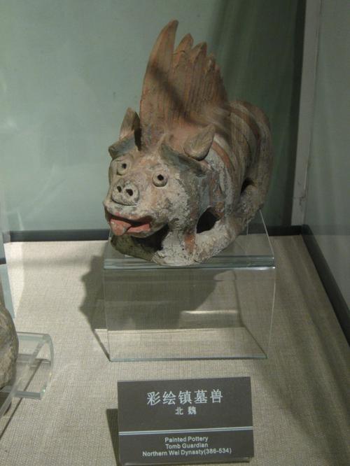 宠物 正文 这只绚丽的飞鸟镇墓兽,出土于战国楚墓.