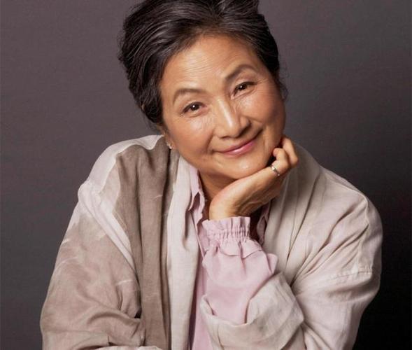 原创75岁郑佩佩健康引担忧首次见外孙躺床上胸前放纸巾疑防流口水