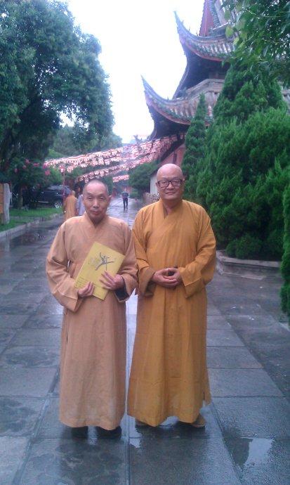 大相国寺方丈心广,少林寺首座僧印松与师傅合影