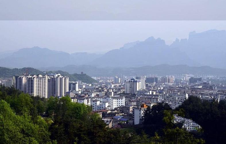 这是张家界市区的全景图!