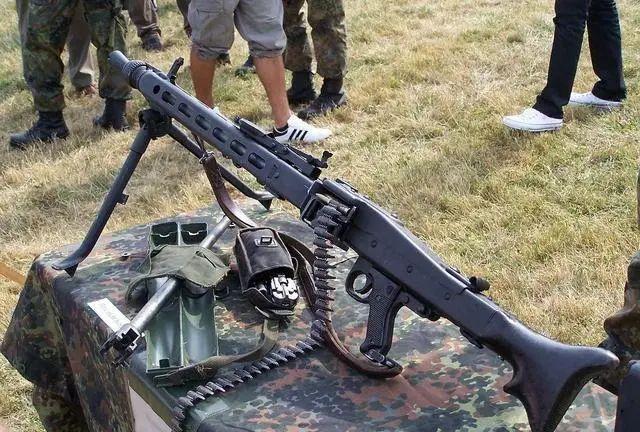 个人认为德国mg42通用机枪的优势是明显盖过劣势的,而且二战后机械化