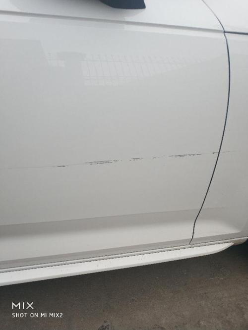 奥迪a4l新车刮花了看了下应该是别人车上的漆但是我这边也弄不掉有些