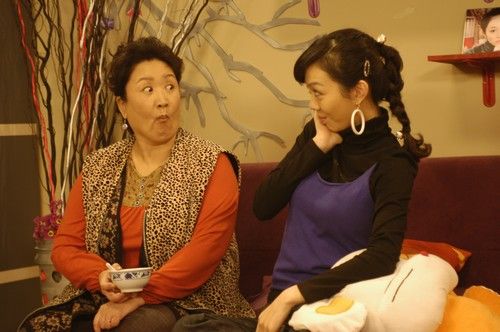 图:《乐活家庭》剧照 小萱和六姑