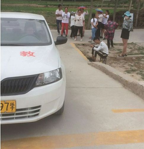 学员正在练车中