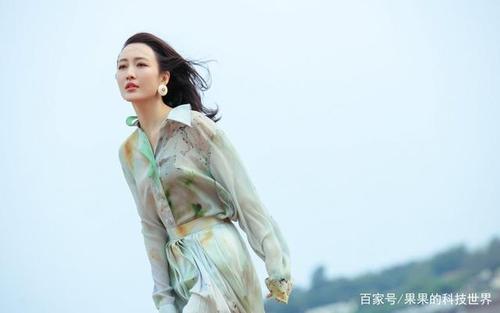 王鸥海边写真,清新薄荷绿裙装搭配棕色凉鞋,清新纯美