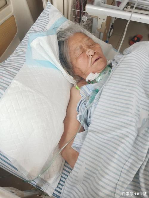 81岁老太太从病床上摔下来:请您老人家别再那么固执