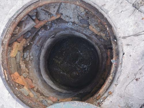 清泉街大玉石巷社区中心东侧佑佑鲜果店前污水井跑水,已处理(办事处报