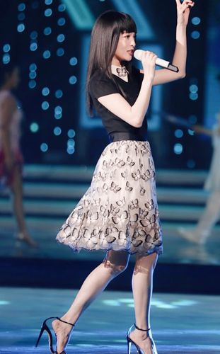 矮个子张韶涵驾驭不了"铅笔高跟",穿后鞋脚分离,看得人揪心!