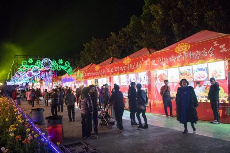 长长的美食街上飘香四溢