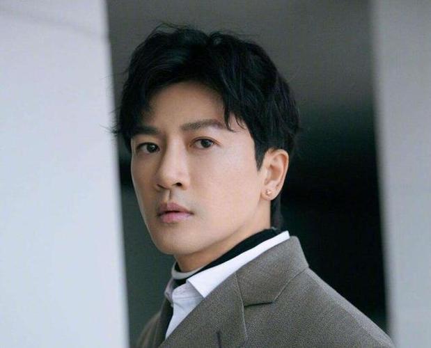 2位逆生长的大牌男明星,晒近照显年轻20岁,网友直呼认