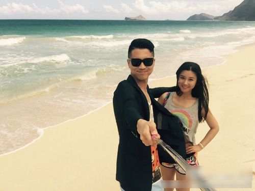 李小萌王雷海边度假晒恩爱 女方秀美腿蛮腰