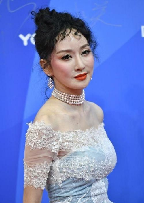 萨顶顶不仅是歌唱得比较怪,连发型也这么奇特