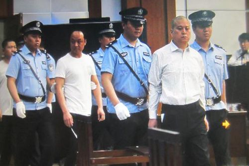 与工地的保安发生了矛盾,然后警察王文军赶往现场处理这件事,正要