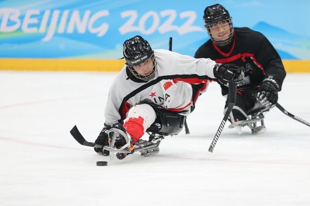 3月1日,中国残奥冰球队球员李宏观(左)在训练中.新华社记者 马希平 摄