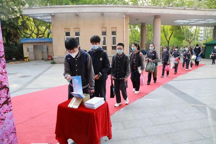 今天的 杭州市 风帆中学校园,无疑是浪漫的,为迎接初三学子的归来