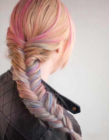 fashion talk 潮生活第三步:将两股发都编成鱼尾辫,然后用橡皮筋固定