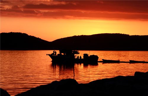 克罗地亚:亚得里亚海现"渔舟唱晚"美景