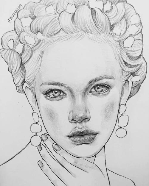 她笔下的人物形形色色 性感的嘴唇,迷人的颜色 挺翘的鼻子 抓住了欧美