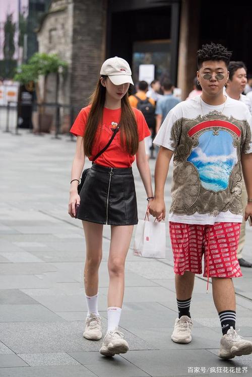 街拍:逛街遇见一对对撒狗粮的帅哥美女,真让人羡慕!
