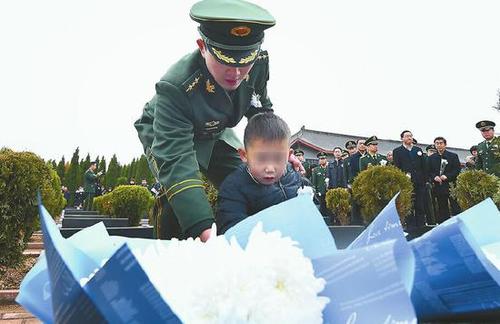 千人为烈士王成龙送行 5岁弟弟:哥哥去了很远的地方