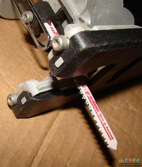 刚刚试了那把曲线锯,我刚才用不可转弯的锯条锯了一个蛮小的圆弧,足