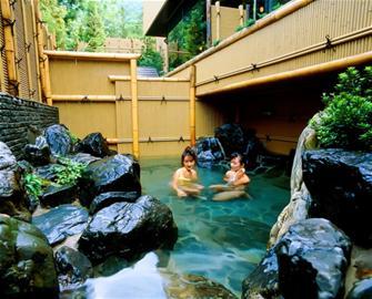 让身体苏醒 4月去富山穿雪墙泡温泉(组图)