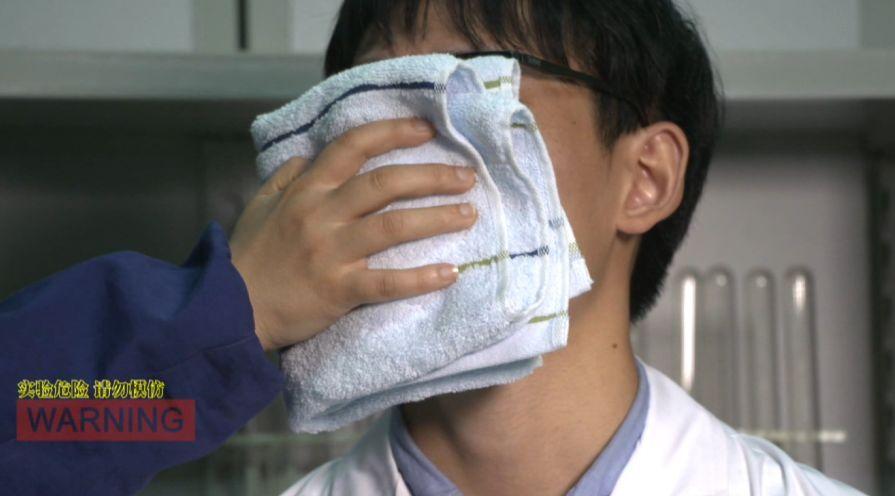 其次就是选厚毛巾,同时加大乙醚的用量.这样能使毛巾紧贴口鼻.
