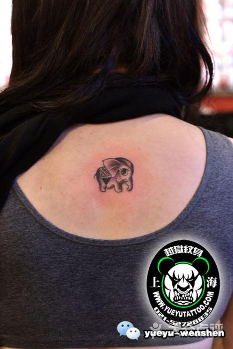 后背小象纹身