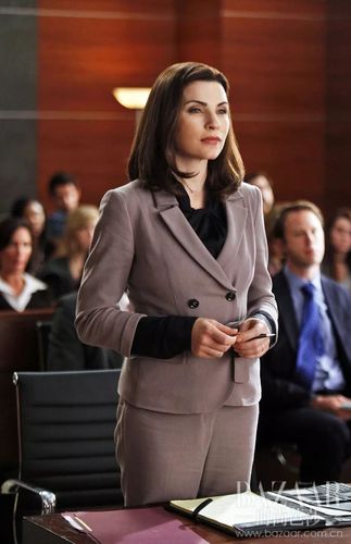 《傲骨贤妻》中作为律师的alicia florrick,在搭配西装裤时,也体现出