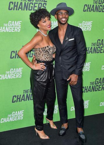 nba球星保罗和隆多对比差别大,一个是暖男一个是渣男!